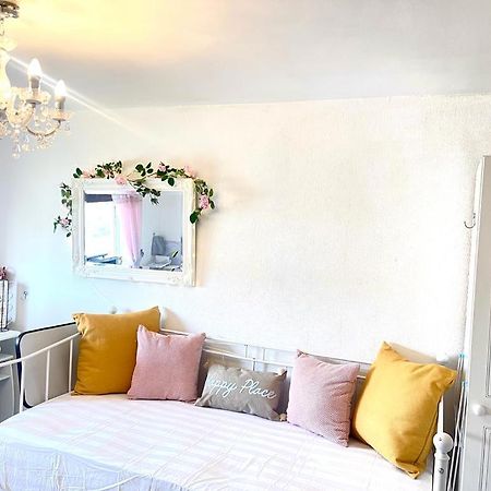 Happy Place With Kitchenette- Female Only Londra Exterior foto