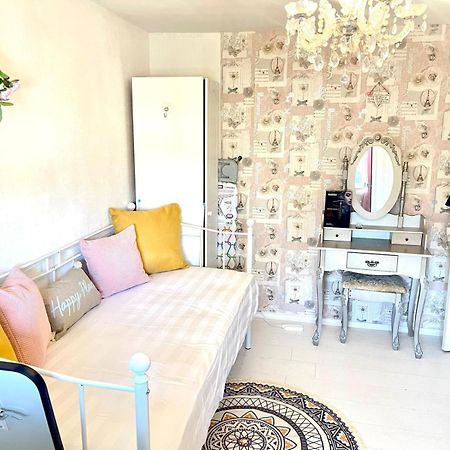 Happy Place With Kitchenette- Female Only Londra Exterior foto