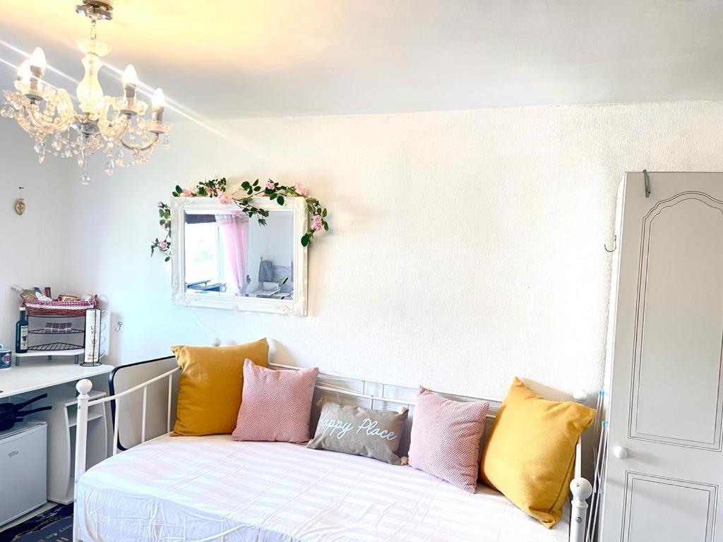 Happy Place With Kitchenette- Female Only Londra Exterior foto
