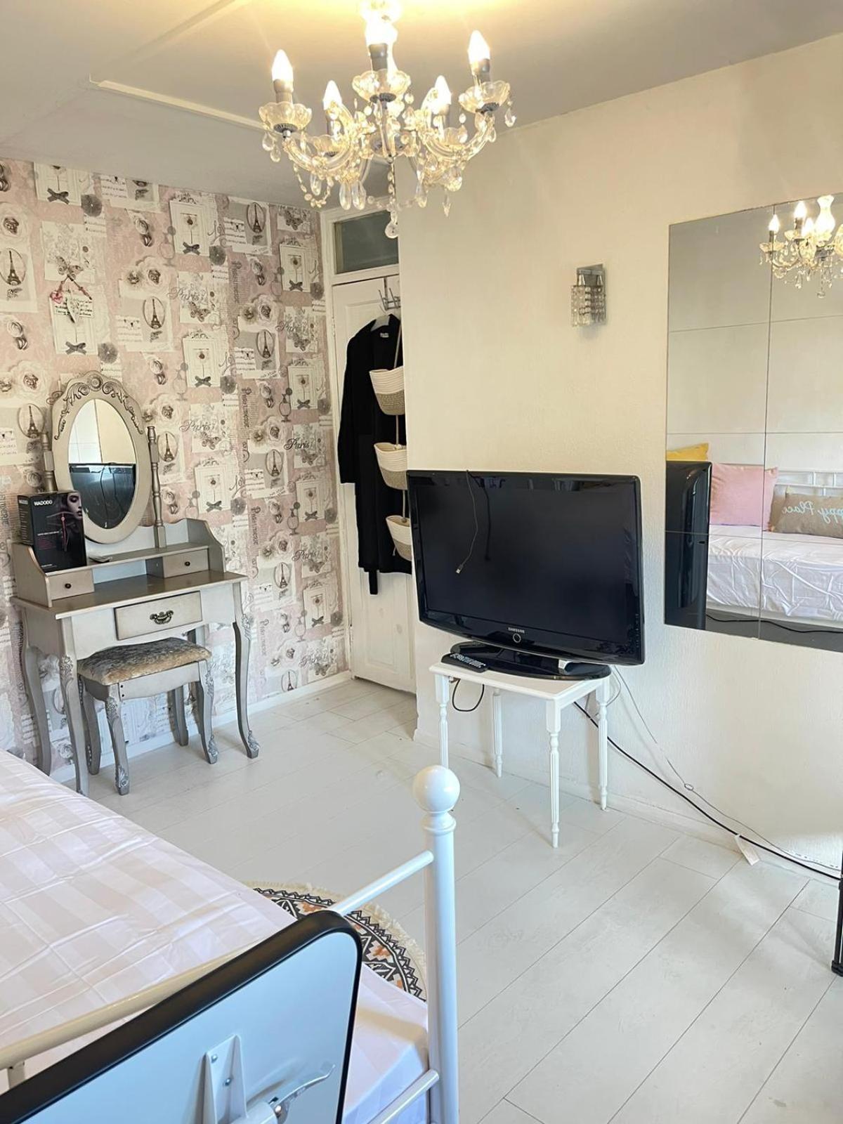 Happy Place With Kitchenette- Female Only Londra Exterior foto