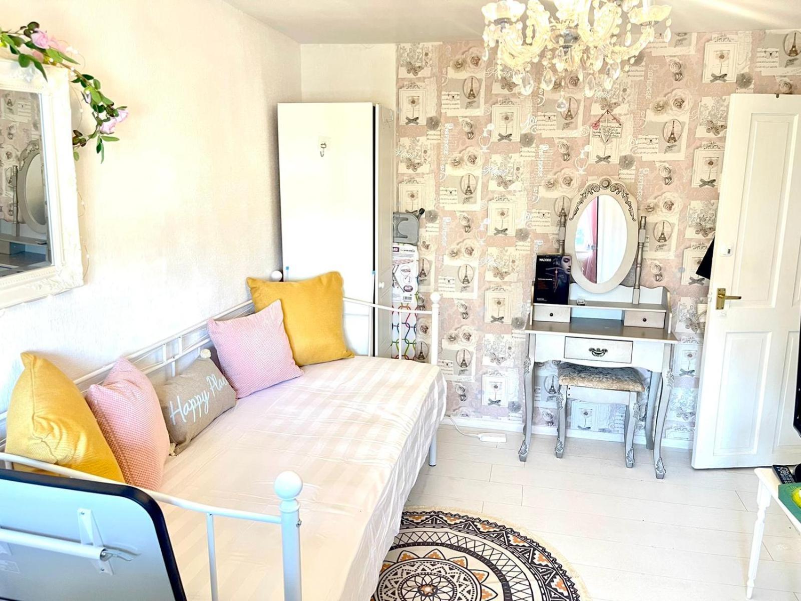 Happy Place With Kitchenette- Female Only Londra Exterior foto