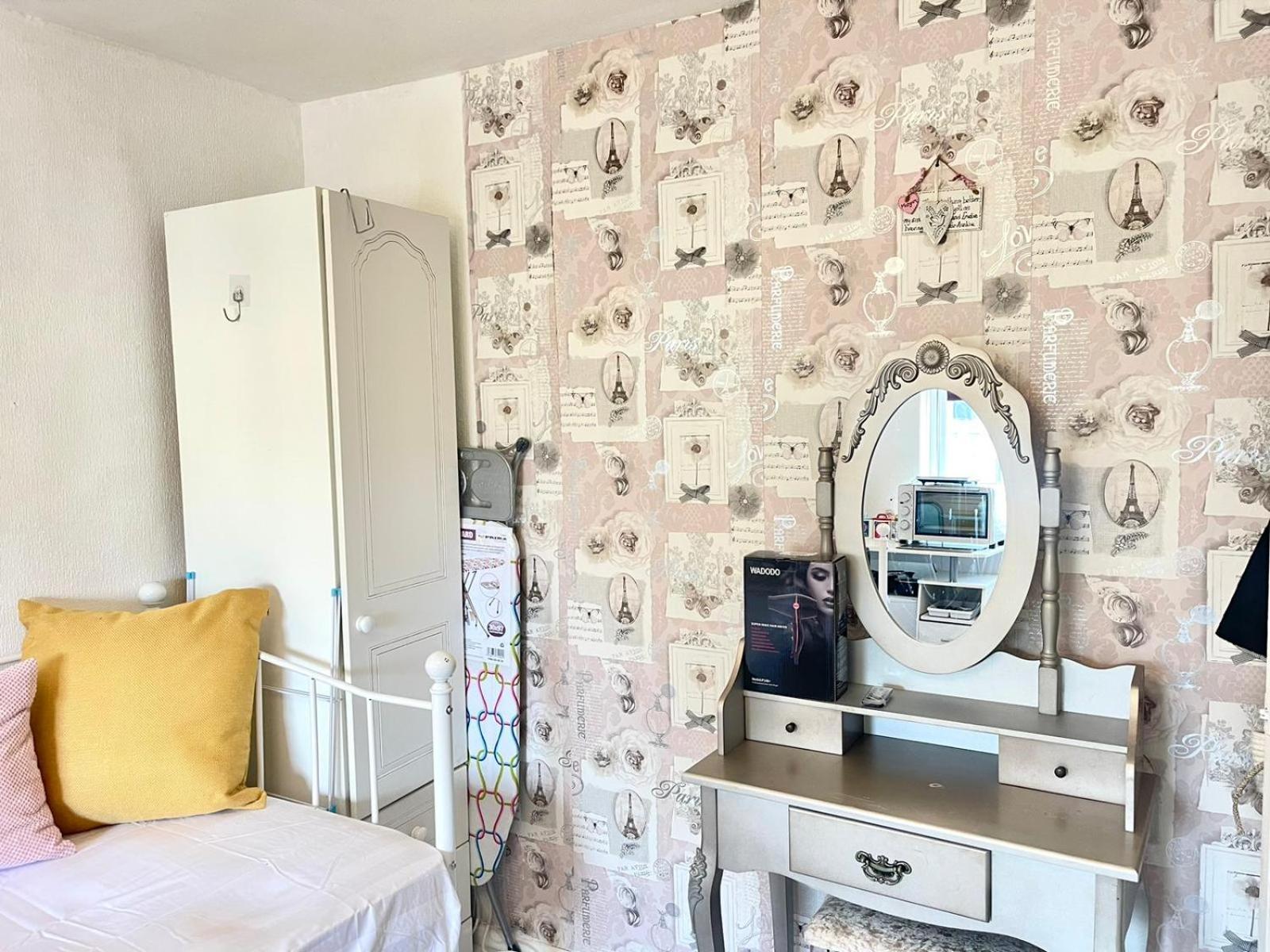 Happy Place With Kitchenette- Female Only Londra Exterior foto